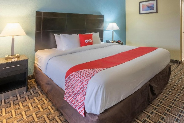 OYO Hotel Knoxville TN Cedar Bluff I-40 image 5